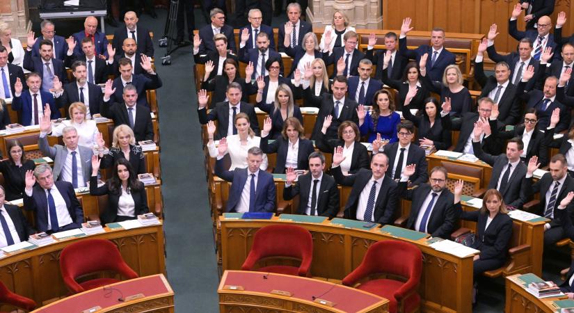 Kormányalakítás: Magyar Péter letette az esküt, és azonnal megüzente, mi lesz az előző elittel