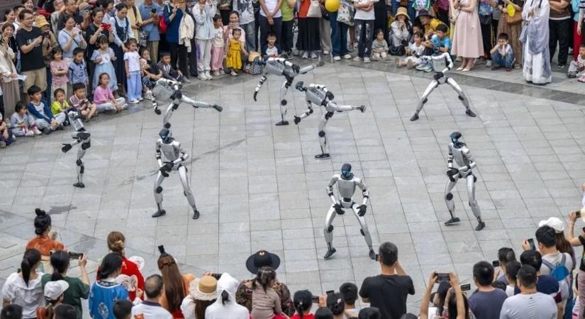Humanoid robotok küzdenek egymással egy videón