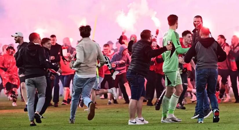 Elszabadult a pokol, félbeszakadt a prágai derbi: oda a bajnoki cím? – videó