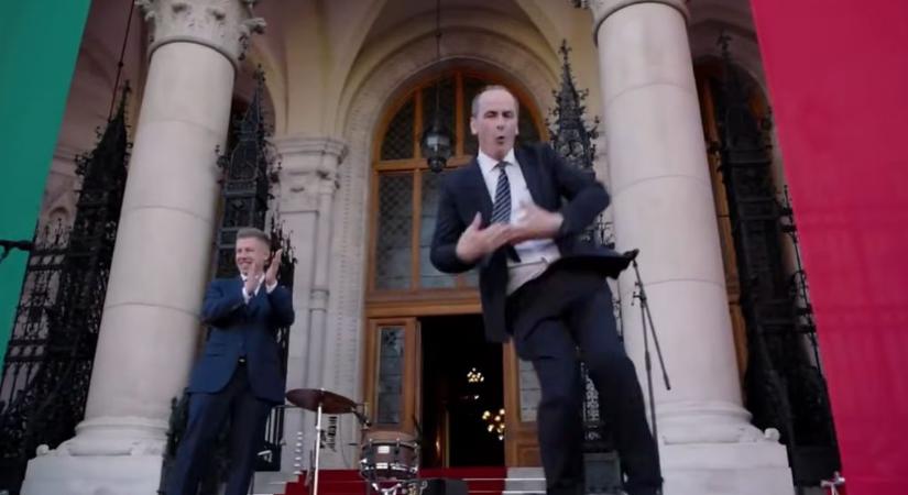 Ezt újra és újra látni kell: Hegedűs Zsolt megint beindult, a Parlament lépcsőjén újra előadta a legendás táncát