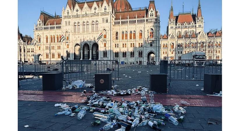 A tiszás ünneplők a polgári értékek helyett a szemetet hagyták a Kossuth téren
