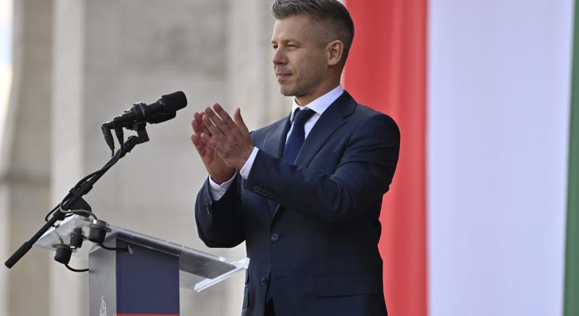 Magyar Péter beállt DJ-zni a Kossuth téren, most az egész világ az erről készült videókat nézi