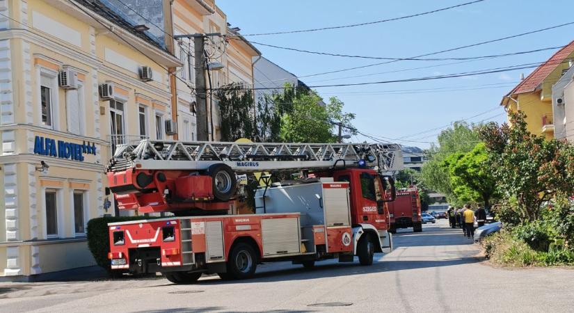 Lángok csaptak fel a Teréz utcában: konyhai tűz miatt ürítették ki a társasházat
