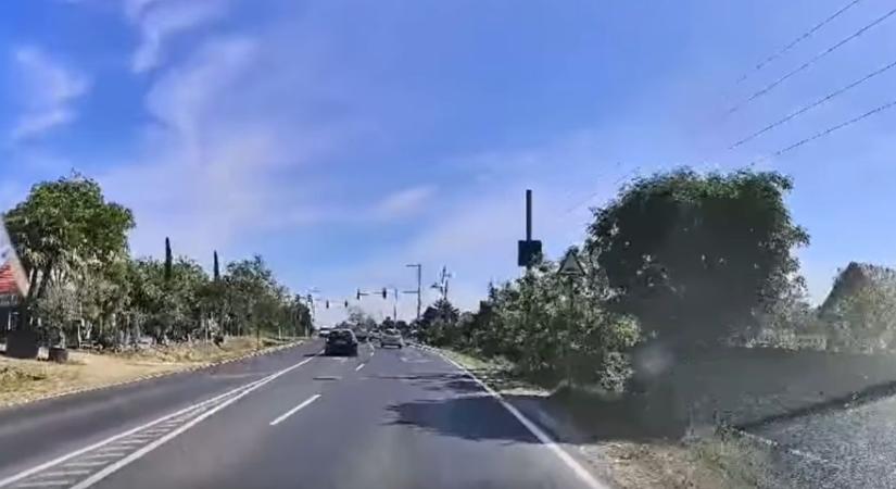 Tilos jelzésen ment át a teherautós, videóra vették