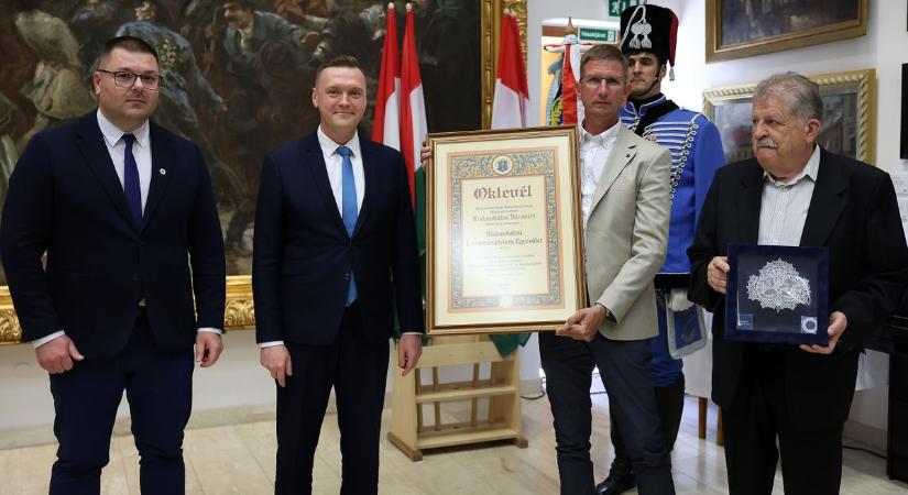 Vastaps a díszülésen: átadták Kiskunhalas legrangosabb kitüntetéseit  fotók
