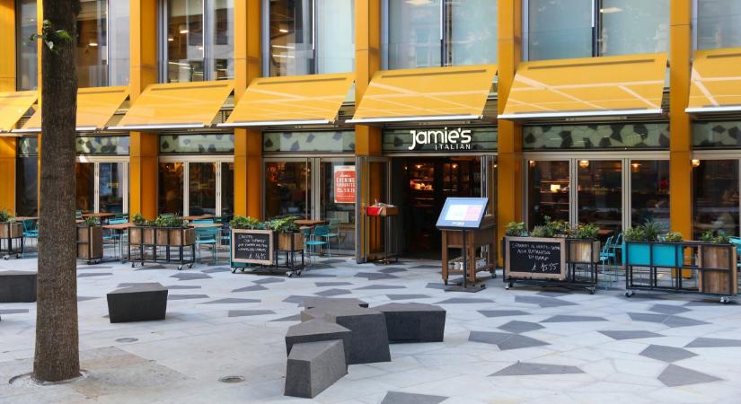 Személyesen közölte Jamie Oliver a magyarokkal a rendkívüli hírt: a budapesti étttermeket érinti a lépés