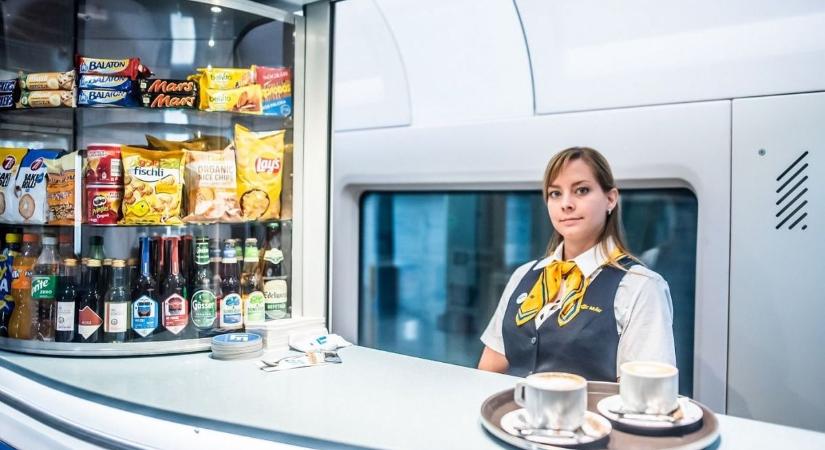 Hot-dog menü, háromszög szendvics és gulyásleves: ennyiért lakhatsz jól a Balaton felé zakatoló vonaton