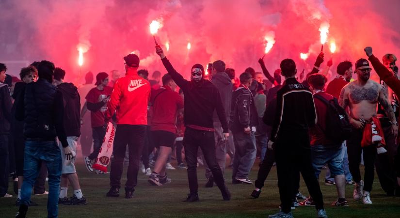Pokoli jelenetek a stadionban: szurkolók rohantak a pályára, megtámadták a rivális kapusát
