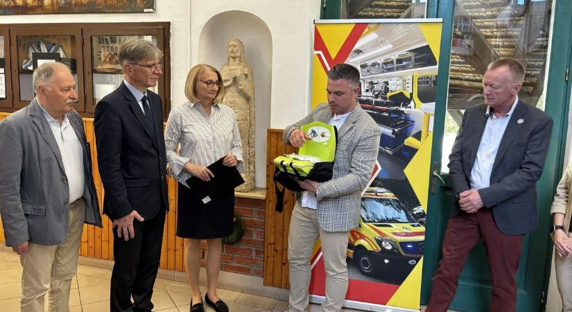 A Vas Vármegyei Mentésügyi Alapítvány félautomata defibrillátort adtak használatba két iskolának