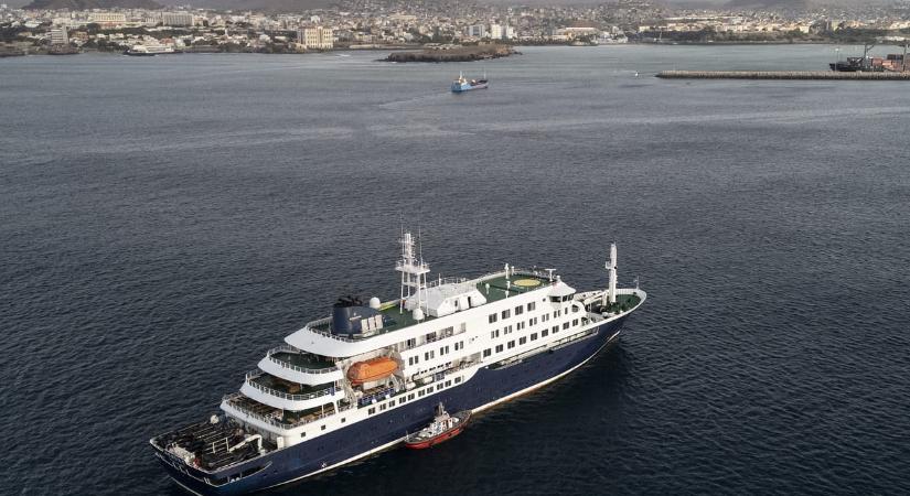 Kikötött a hantavírusos hajó Tenerifén, evakuálják az utasokat
