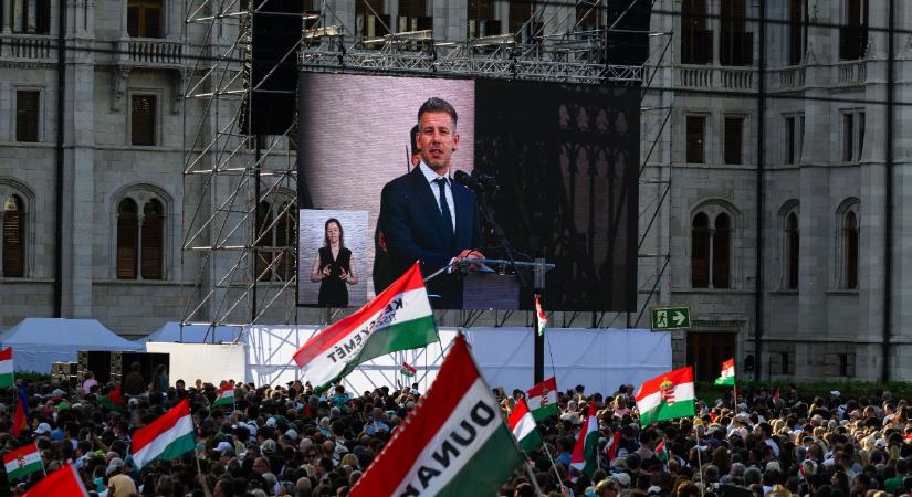 Magyar Péter családi fotóval üzent