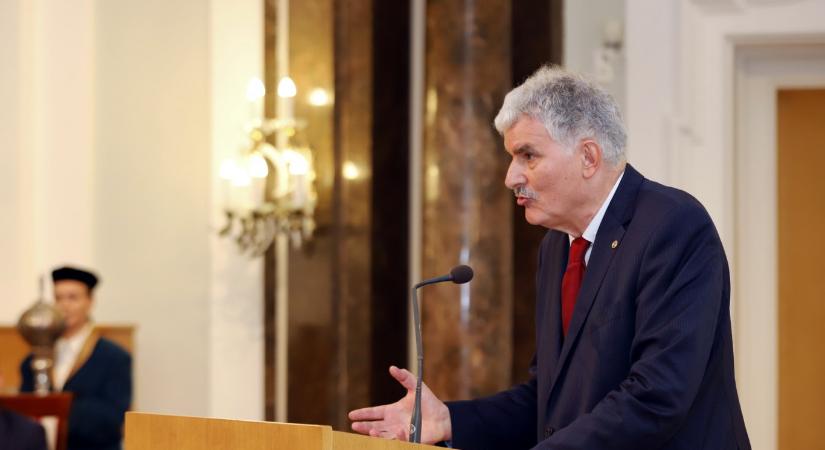Az ország egyik legnevesebb római jogásza Polt Péter és Varga Zs. András lemondását is kéri, amiért „a megbukott rezsim fenntartásához és továbbéléséhez asszisztáltak”