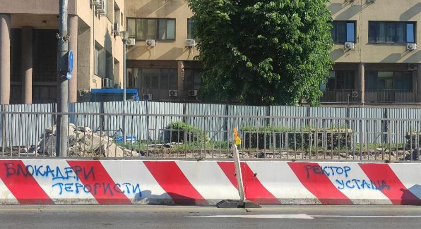 A rendőrőrs előtt tűntek fel gyűlöletkeltő graffitik