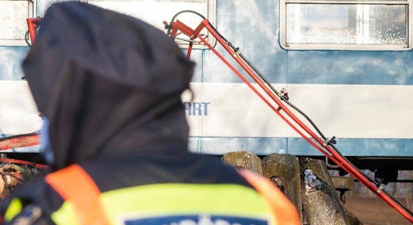 Vonat és személyautó csapódott egymásnak Babótnál