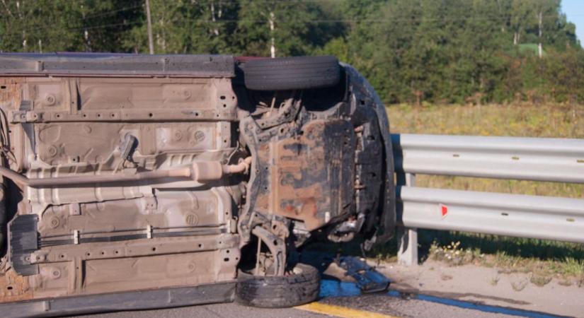 Felborult egy autó a 32-es főúton, Jászteleknél – a mentők is a helyszínre siettek