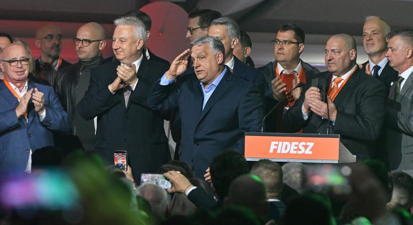 Orbán Viktor letette a miniszterelnöki lantot a Facebookon