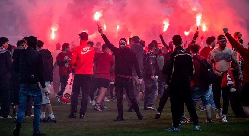 Fáklyákkal rohantak pályára a szurkolók, félbeszakították a prágai derbit