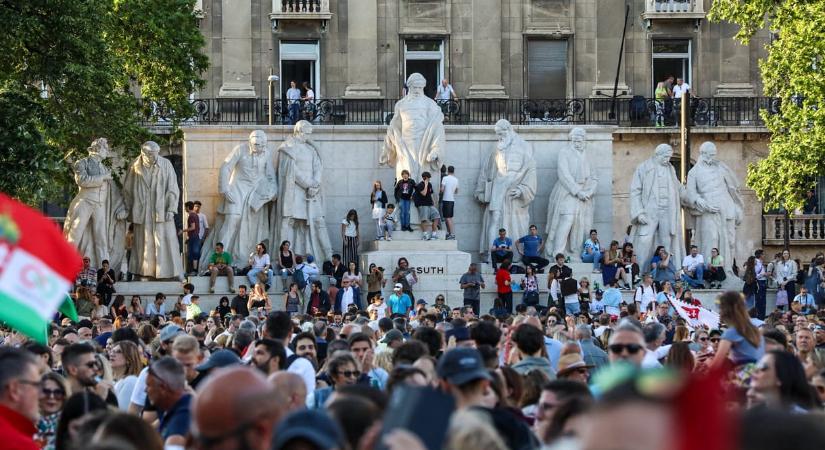„Mikor, ha nem most?” – Frankfurttól Londonig, Kapuvártól Csokvaományig felkerekedtek a magyarok, hogy a Kossuth téren ünnepeljenek