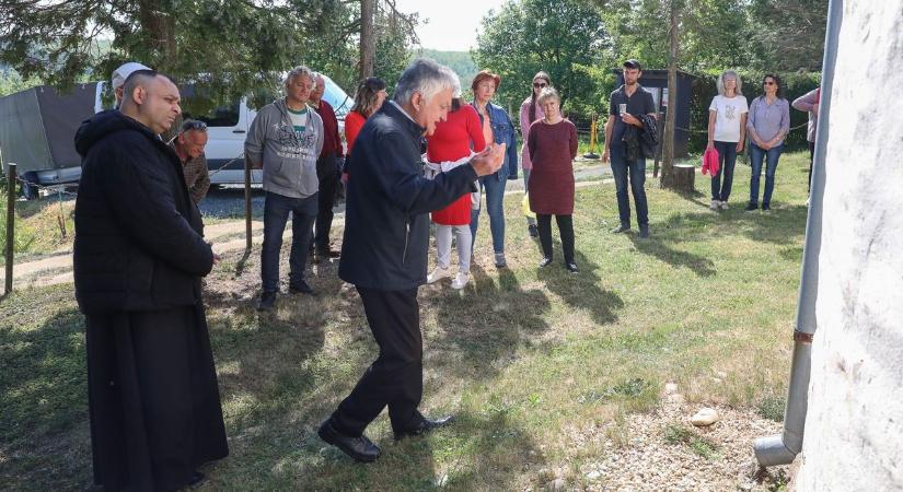 Hármas jubileumot ünnepelt Döröske – zenés felvonulással, püspöki misével és tűzijátékkal
