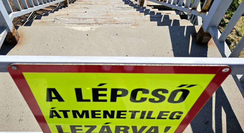 Hónapokat csúszik a debreceni felüljáró lépcsőinek javítása
