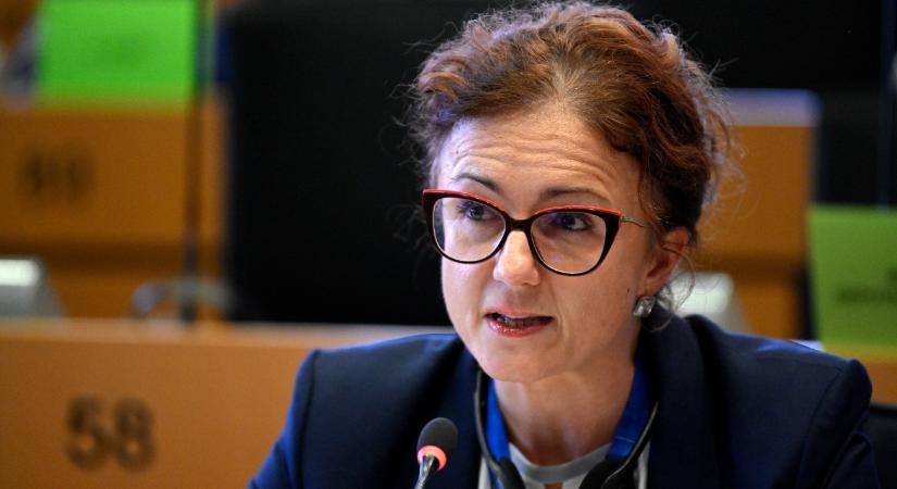 Mentő vitte el a Tisza Párt EP-képviselőjét a Kossuth térről