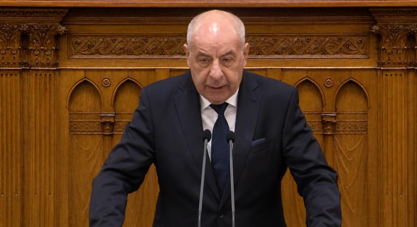 Kiakadt a bólogató ember: Egy ország röhög Sulyok Tamás szánalmas védekezésén