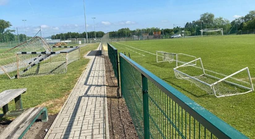 Ismeretlenek törtek zúztak a szentgotthárdi focipályán - fotók