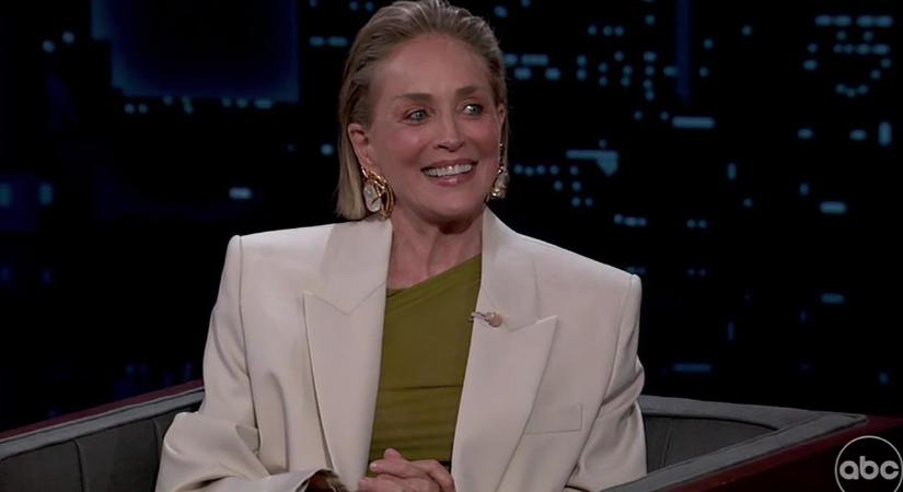 A 68 éves Sharon Stone megmutatta, hogy a miniruha nem ismeri a korhatárt – fotó