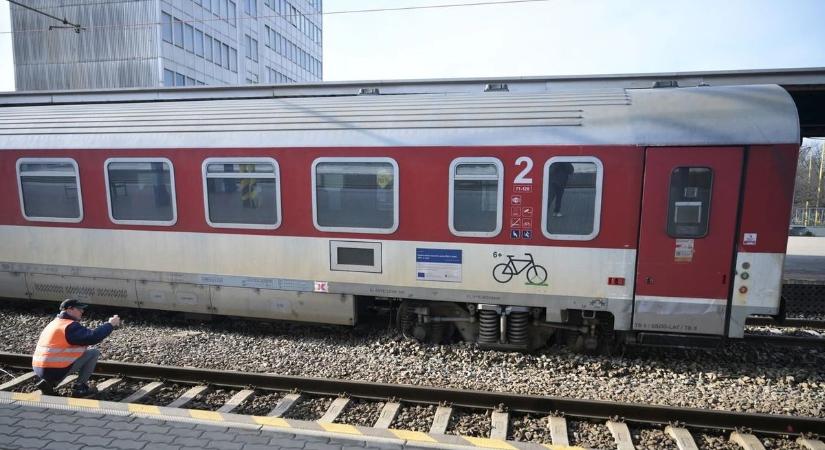 Életveszélyes áramütés érte a vonatra felmászó 16 éves fiút