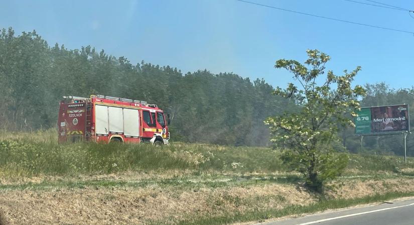 Hatalmas füstfelhőre figyeltek fel Szolnokon, részleteket közöltek a tűzoltók!