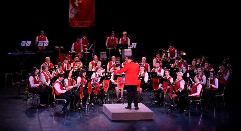 Tavaszi koncert: elismeréseket is átadtak a Kühne Koncert Fúvószenekar eseményén - Fotók, videó