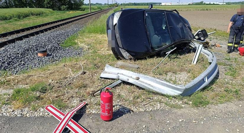 Drámai fotók, videó a vasúti átjáróban történt balesetről