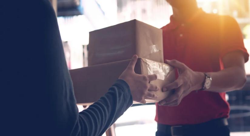 Egy Amazon futár, aki naponta 350 csomagot szállít ki, elárulta, kiknek a legrosszabb kézbesíteni