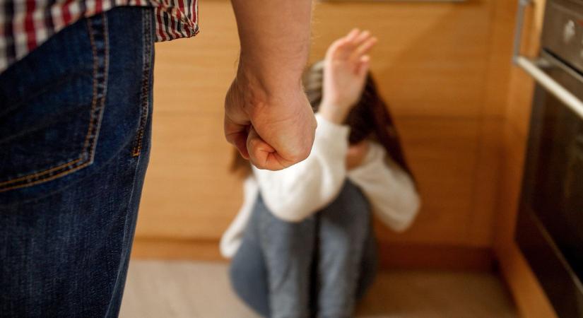 Elzárta és elhanyagolta autista lányát egy apa és a barátnője