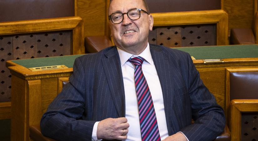 A fideszes Németh Zsolt szerint „a mai nappal nem elkezdődik a rendszerváltozás, hanem befejeződik”
