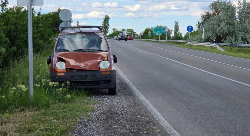 Mi történhetett? Hátborzongató látványt nyújt a Polgárdinál elhagyott Daewoo