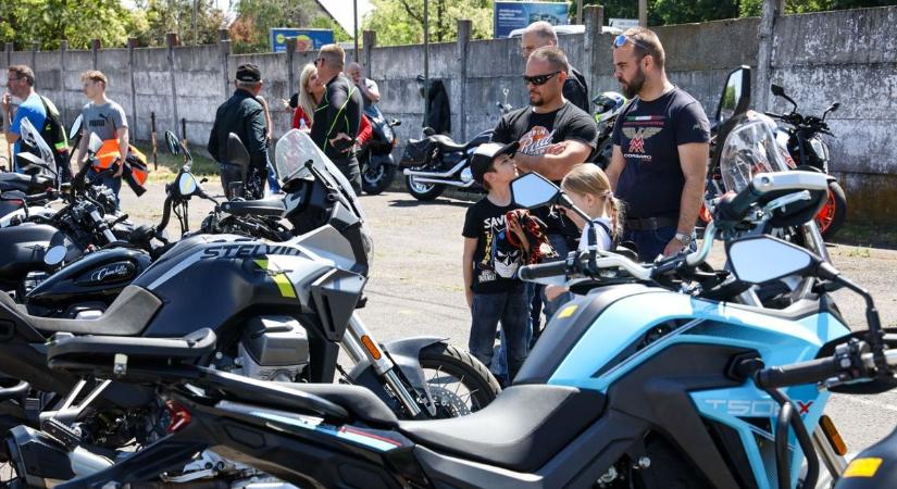 Több mint nyolcvan motoros kért áldást Szolnokon, majd a hatéves Kristófért is összefogtak – galériával
