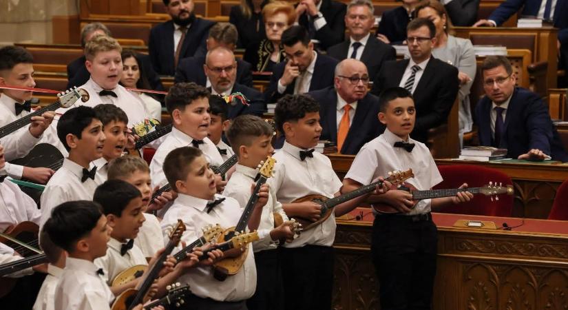 Cigány gyerekek elől menekült el a parlamentben a Mi Hazánk hat kéviselője