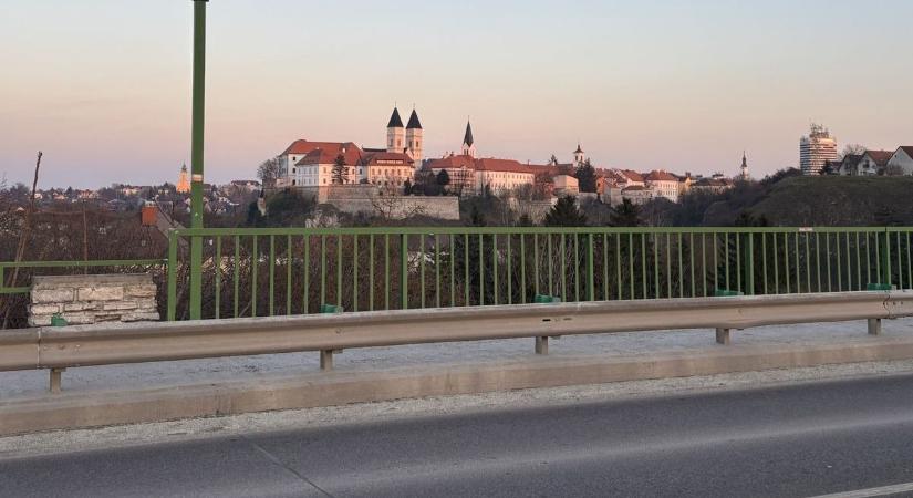 Életmentés miatt rövid időre lezárták a veszprémi völgyhidat