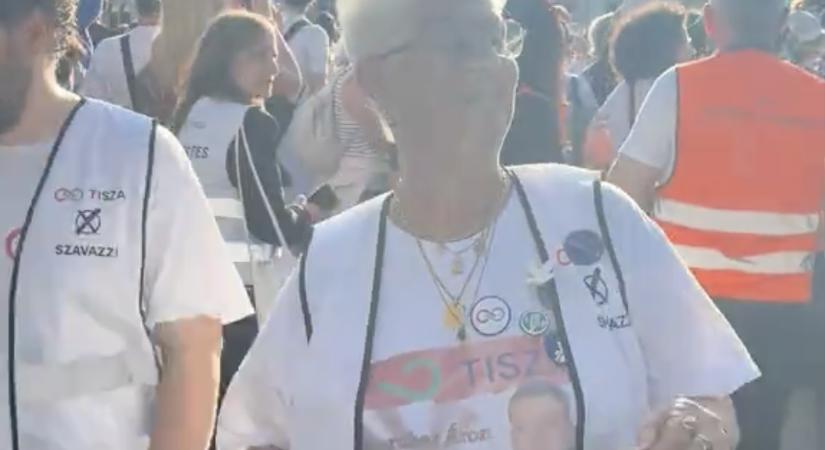 Az Országház előtt táncolt örömében az az idős hölgy is, aki négy évvel ezelőtt azt mondta, „égő fáklya lesz az Országháznál”, ha megint a Fidesz győz