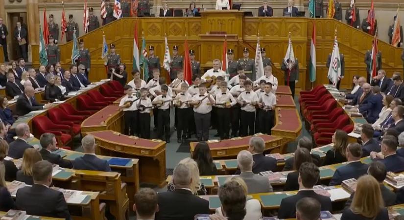 „A zene nem kérdezi, ki honnan jött” – A 100 Tagú Cigányzenekar méltatlannak tartja, hogy a Mi Hazánk-frakció kivonult a tamburázó gyerekek előadásáról