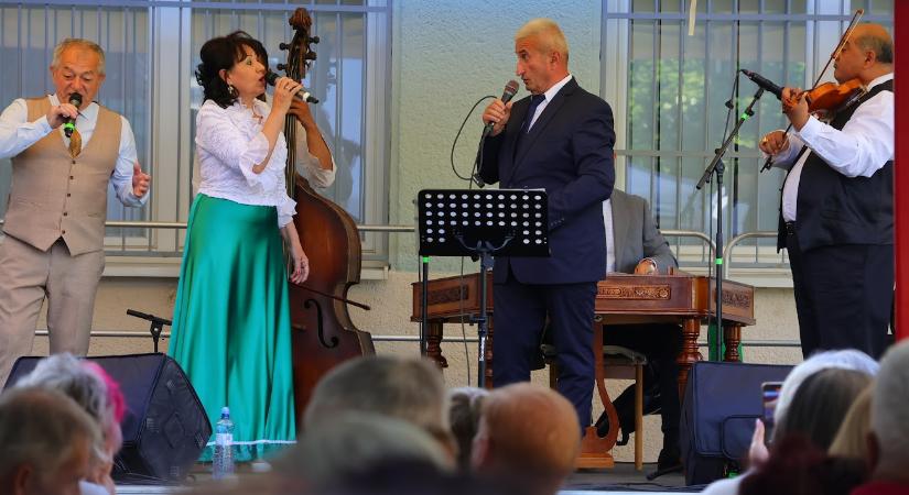 Nótával telt meg a Pázmány Péter Alapítvány udvara Galántán