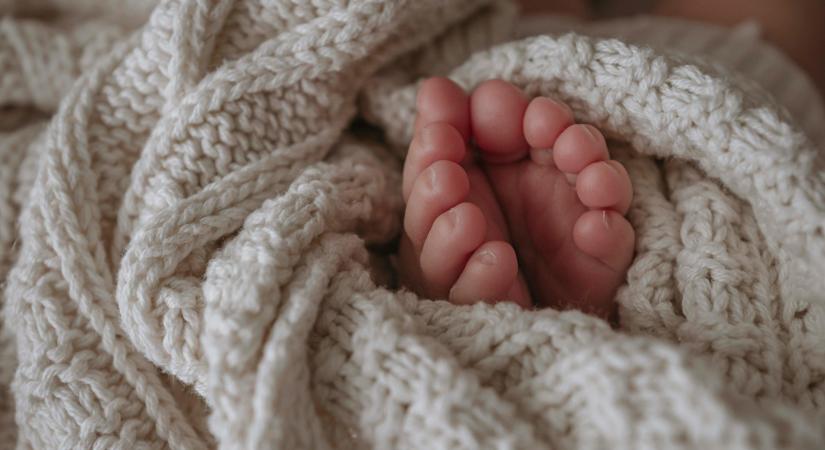 Horgolt babatakarókkal mond köszönetet az idős nő a kórháznak, ahol megmentették a látását