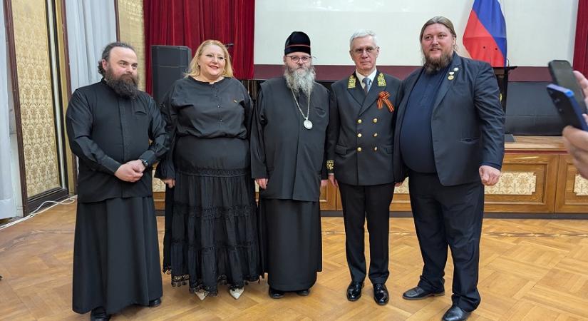 Széttépte az Európai Unió zászlaját a román EP-képviselő (VIDEÓ)