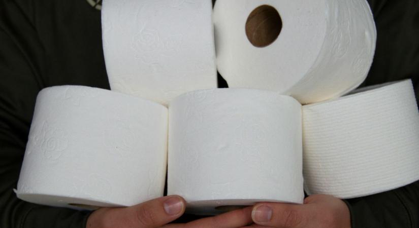 Rosszul teszed fel a vécépapírt? Van egy hivatalosan is helyes irány