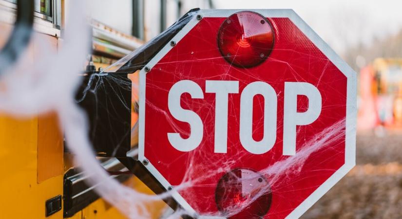 Centiken múlt a tragédia az iskolabusznál – óriási becsapódás történt