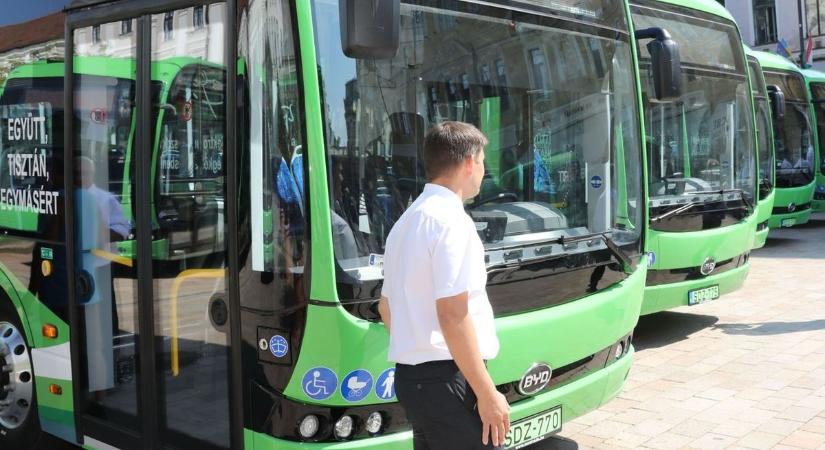Esnek-kelnek az utasok a helyi járatokon - a busz nem versenyautó!