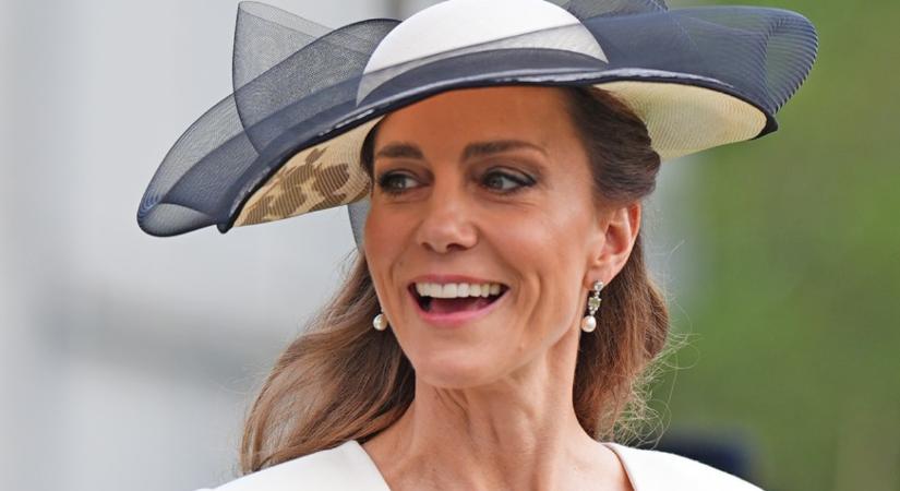 Erzsébet királynő és Diana impozáns ékszereit viselte Katalin – fotók