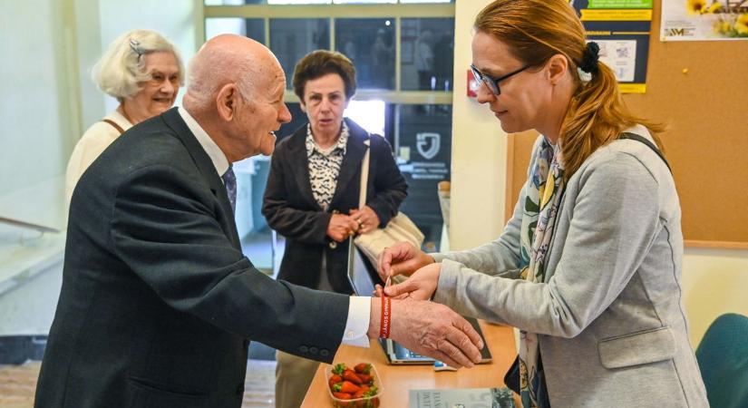 Évtizedek után találkoztak újra az egykori diákok – 130 éves jubileumát ünnepelte a Garay Gimnázium (galéria)