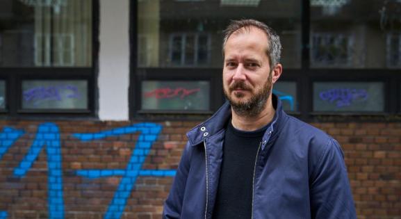 Krusovszky Dénes: Soha nem tudtunk ennyit másokról, mégis magányosak vagyunk